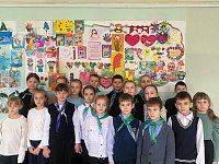 Дети школы №12 подготовили открытки к празднику для мам