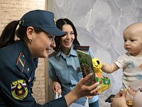 Сотрудники Спецотдела поздравили детей с праздником и напомнили о безопасности