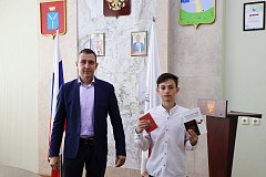 Глава города вручил паспорта участникам проекта "Мы - граждане России!"