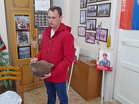 Павел Кленин передал экспонаты в школьный музей