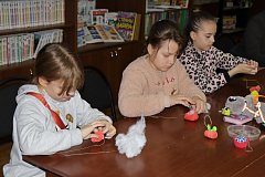 Увлекательный мастер-класс по рукоделию прошел для детей в библиотеке