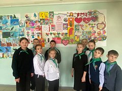 Дети школы №12 подготовили открытки к празднику для мам