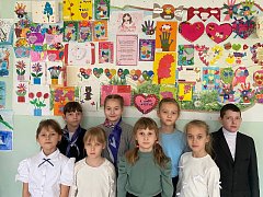 Дети школы №12 подготовили открытки к празднику для мам