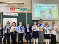 Второклассники подготовили подарки для мам