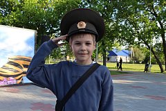 Детский спектакль, игры и конкурсы собрали ребят в парке