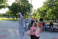 Детский спектакль, игры и конкурсы собрали ребят в парке