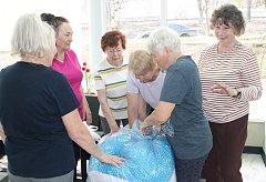 В центре соцобслуживания Саратова шьют подушки для участников СВО