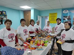 «Серебряные» волонтеры отправили участникам СВО шерстяные носки, варежки и письма