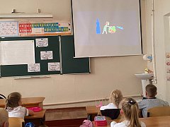 В начале каждой учебной недели в нашей школе стало традицией проводить торжественную линейку
