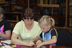 В клубе "Непоседы" прошел мастер-класс по созданию закладок для книг