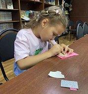 В новый учебный год с красивыми ручками: в ДК мастерили украшения для письменных принадлежностей