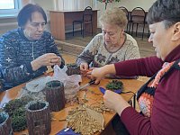Новогодний лесной домик мастерили получатели услуг Гагаринского района