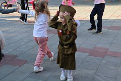 Детский спектакль, игры и конкурсы собрали ребят в парке