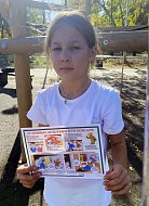 Буклет в детских руках: напоминание о правилах пожарной безопасности