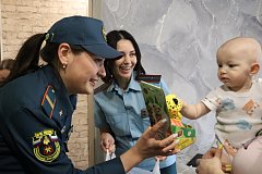 Сотрудники Спецотдела поздравили детей с праздником и напомнили о безопасности