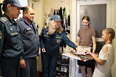 Сотрудники Спецотдела поздравили детей с праздником и напомнили о безопасности