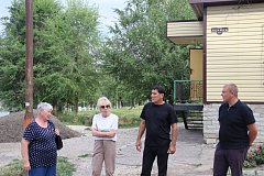 Глава города встретился с жителями в районе ул. Ленина 16