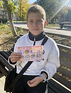 Буклет в детских руках: напоминание о правилах пожарной безопасности