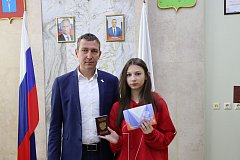 Глава Шихан вручил обложки на паспорт и значки активистам Движения Первых