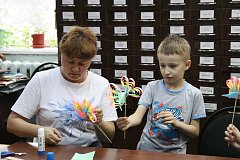 Во Дворце культуры ребята смастерили павлинов
